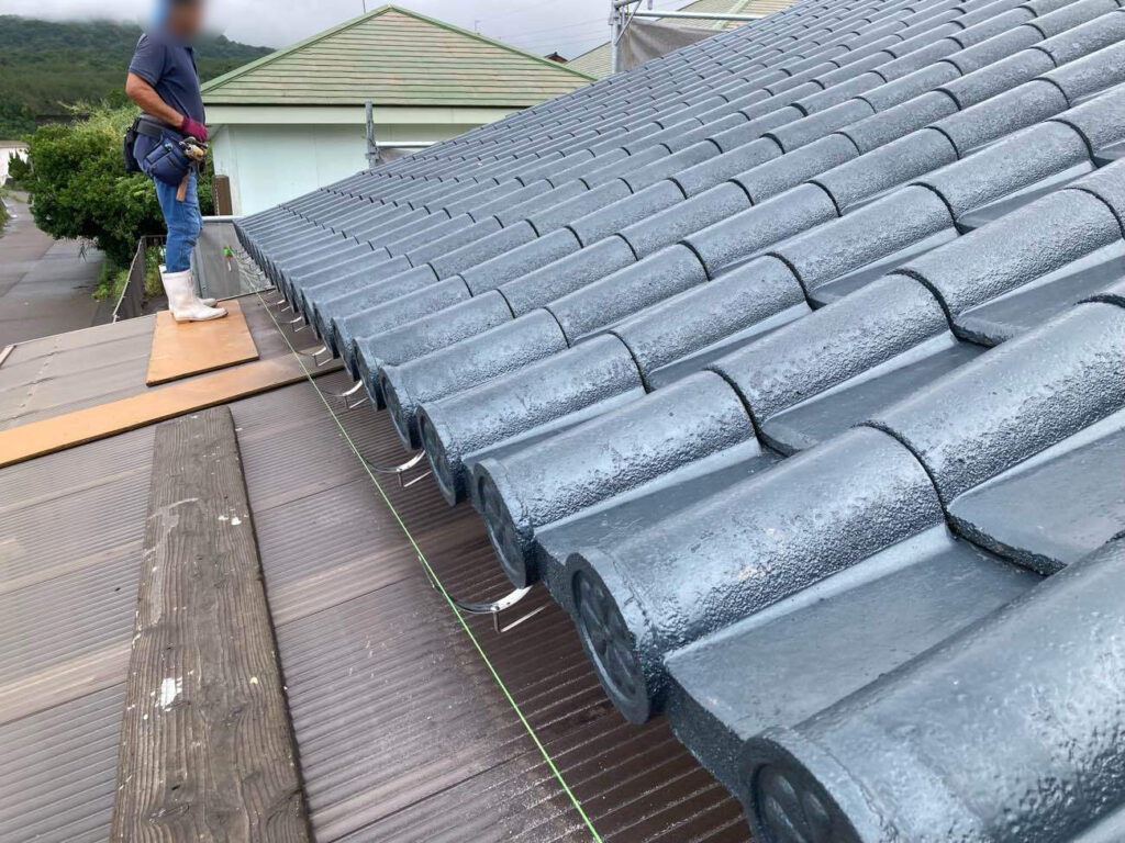 軒樋の取り付けでは、大雨のときでも雨水がスムーズに流れるよう、糸を使って勾配をしっかり確認します。屋根からの雨をしっかり受け止めるため、高さの微調整も欠かせません。職人はこうした丁寧な作業を積み重ね、確かな仕事につなげています。