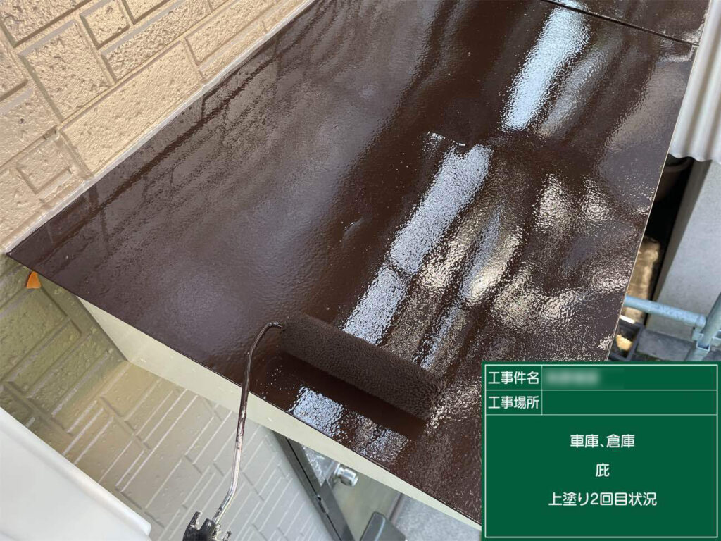 仕上げ塗りを重ねると、耐久性と美しい艶が得られます。