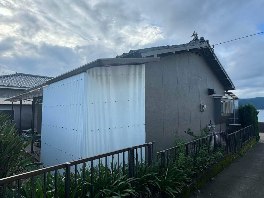 テラスの一角は、物置としても利用されていらっしゃいます。外壁と屋根のポリカ製波板の一部を張り替え、リフレッシュいたしました。