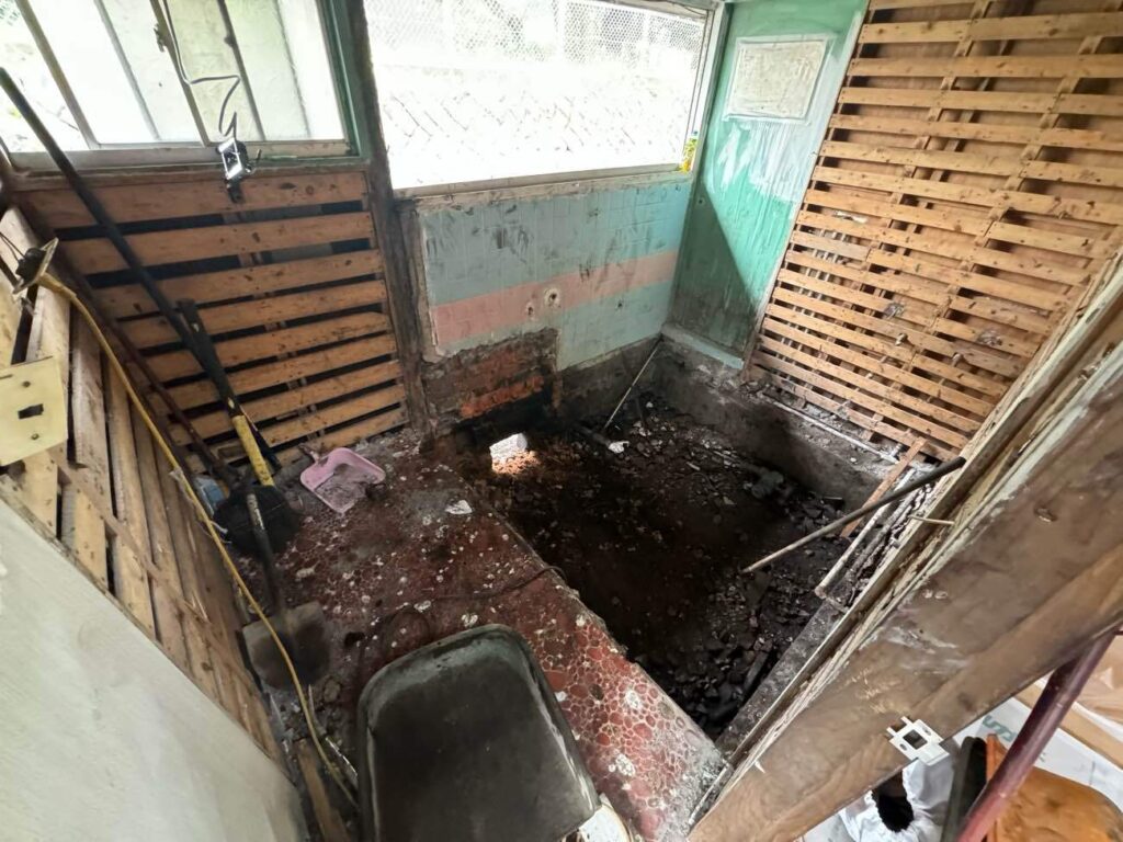 既存の設備や壁・床を解体したところ。