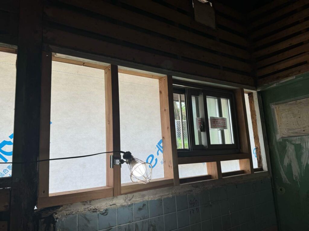 既存の半分以下に縮小した浴室の窓。採光や換気には十分なサイズです。