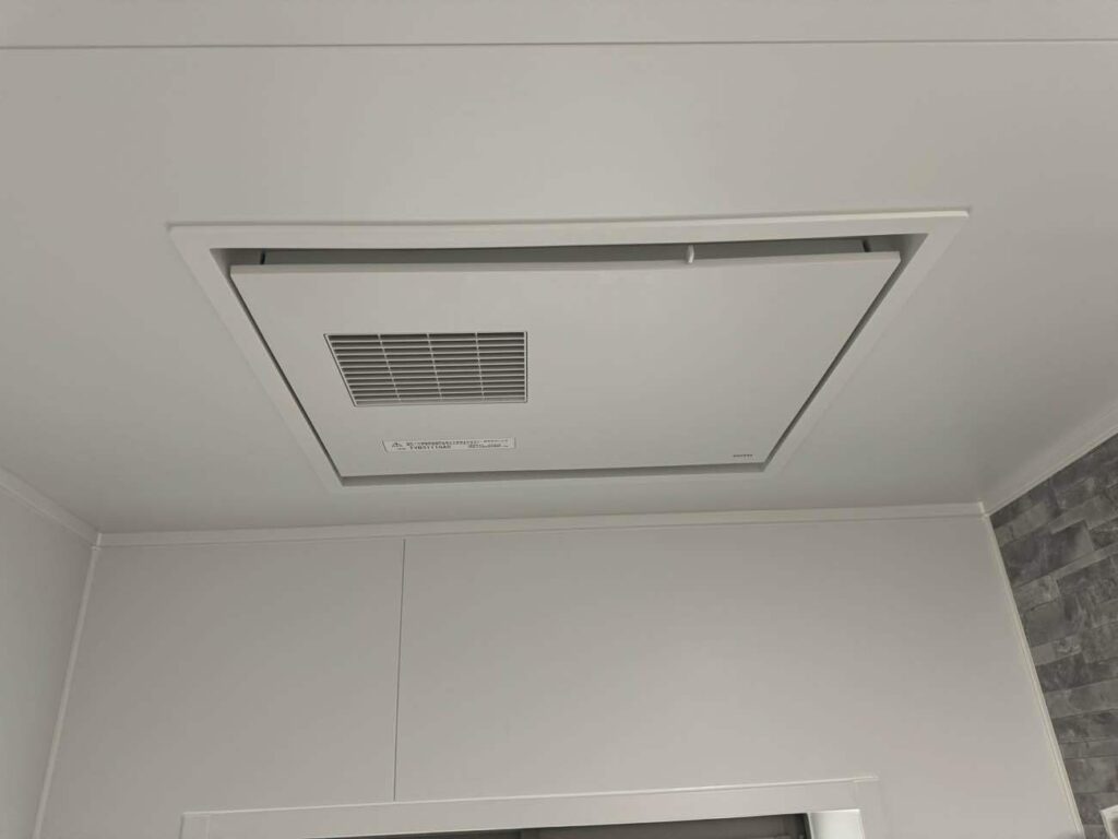 浴室暖房乾燥機は、冬場のヒートショックへの備えとして設置をおすすめしています。衣類の乾燥や涼風など、世代を問わず便利な機能がいっぱい。