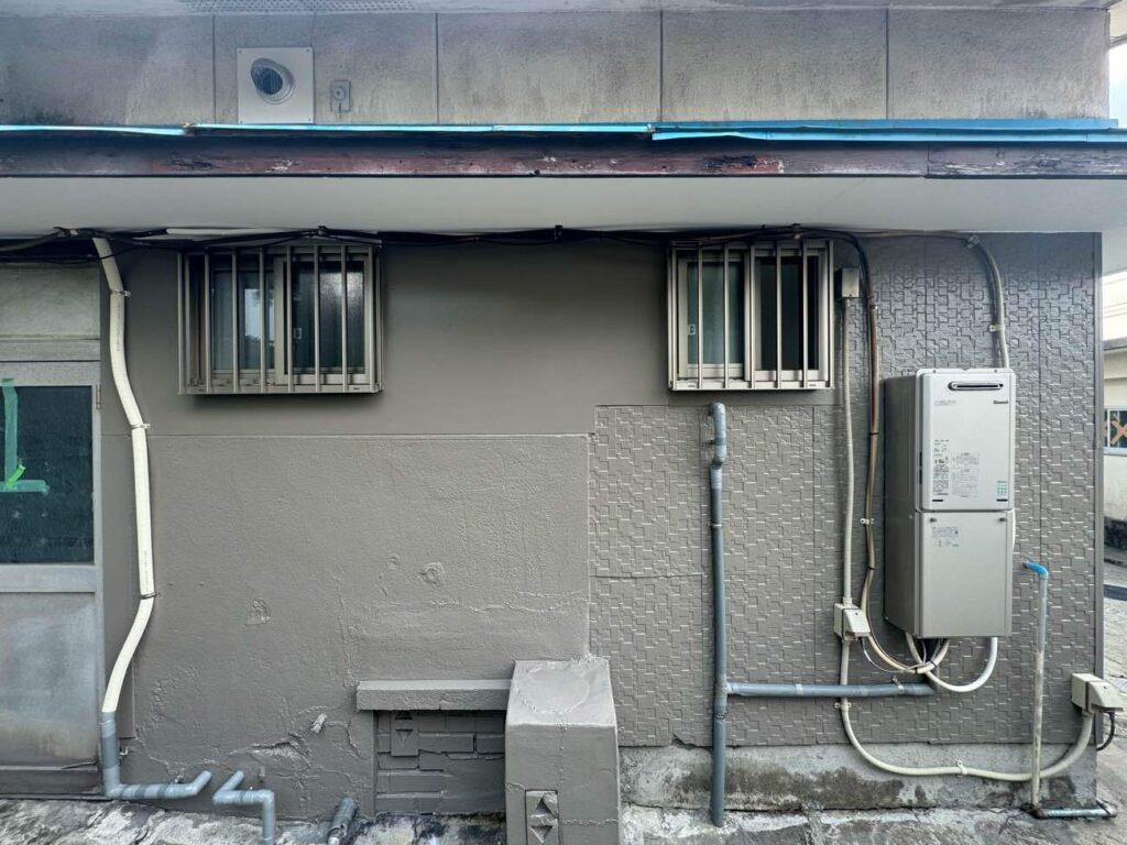 窓を小さく変更したことで、真冬の外気を最大限にシャットアウト。煤の汚れもきれいにして壁一面の見た目を整え、周囲と違和感なく馴染んでいます。煙突は撤去し、モルタルで丁寧に補修しました。