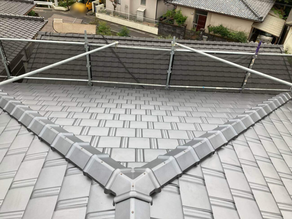 瓦のイメージを一新し、和洋どちらの建物にもなじむデザインの「スーパートライ」。新しい防水シートやステンレス製の固定金具を使用することで、すみずみまで雨に強い仕上がりとなりました。