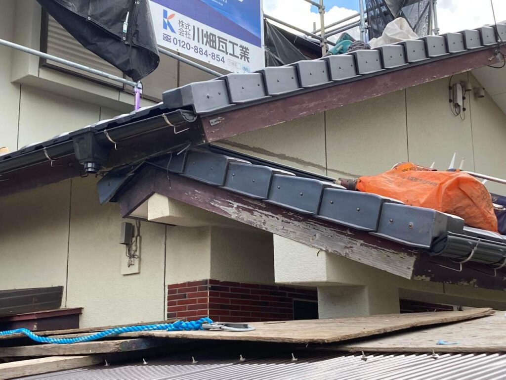 屋根が重なった部分も、瓦をカットして微調整し、納まりの良さに配慮しました。見えにくい部分も手を抜かず、美しさと丁寧さにこだわるのは弊社のモットー。