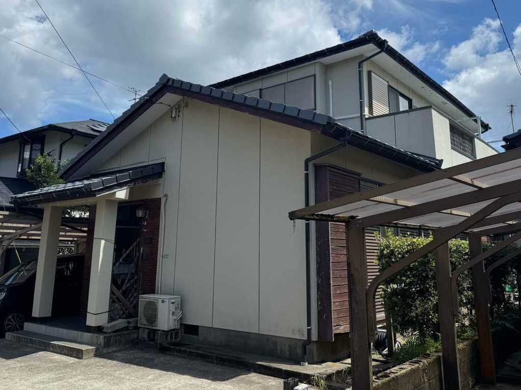 屋根葺き替えと雨樋交換は、足場を組む機会に合わせ、同時に行うことをおすすめします。費用の節約やスムーズな排水など、メリットいっぱい！