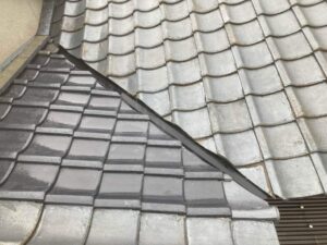 強風で瓦が飛んでしまう可能性がある
