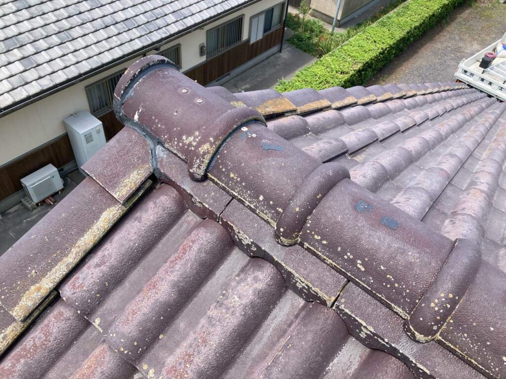 ぐらつきの見られた棟部の瓦は、ビスやセメントでしっかりと固定し直し、落下や雨漏りの不安を払拭。雨樋は、傾斜を調整して流れの悪さを改善しました。
