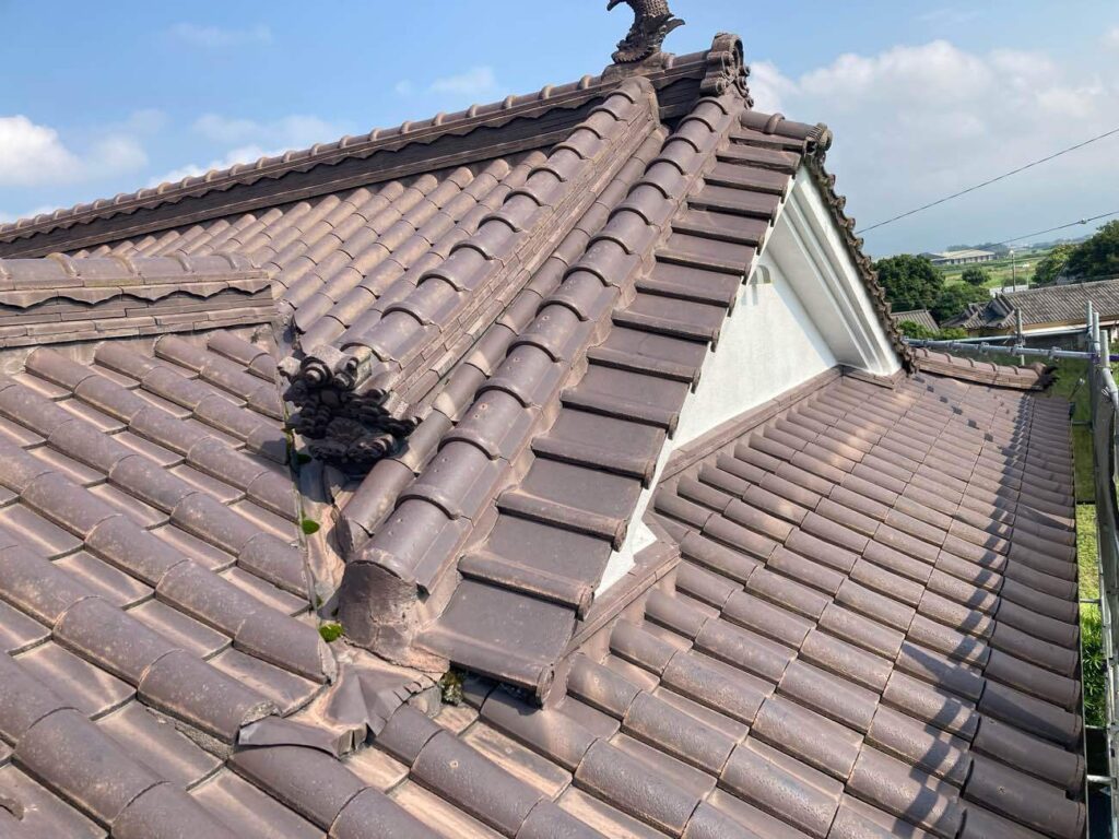 全体的に赤みを帯びた色あせが見られる屋根。
別の塗装業者により屋根のメンテナンスを行ってから約1年程で、こうした状況になり始めたとのことでした。