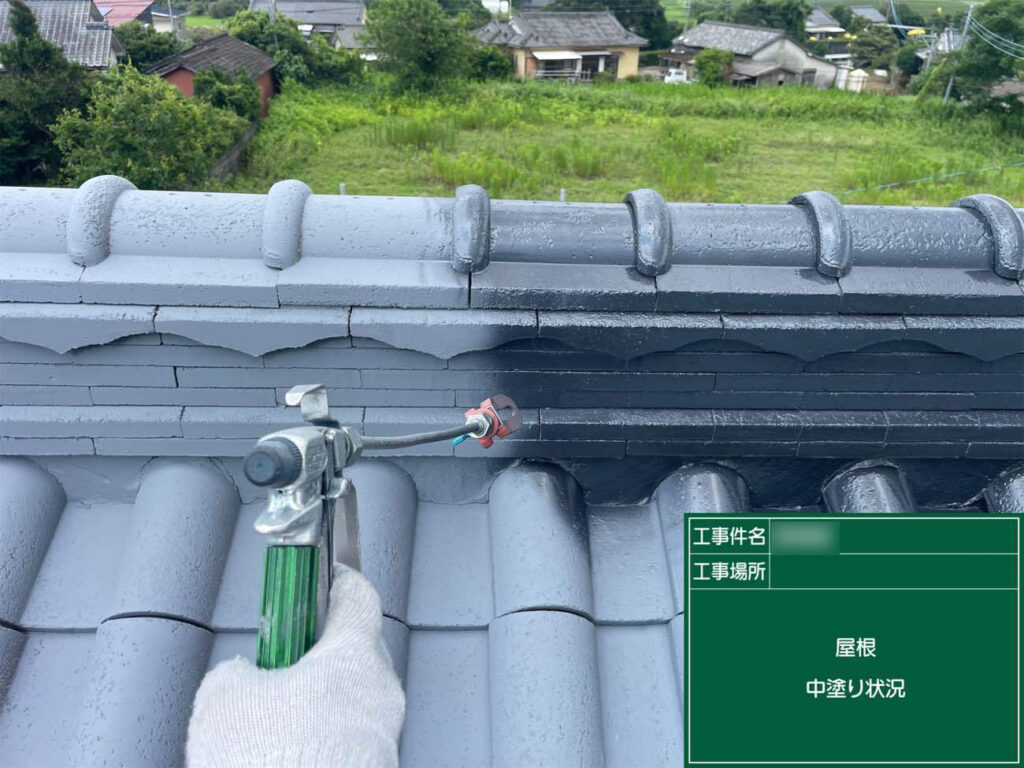 上塗りシリーズからは、耐候性がもっとも高い「Xトップ」を採用。塗り重ねることで屋根をより美しく、そして長く守ることができます。