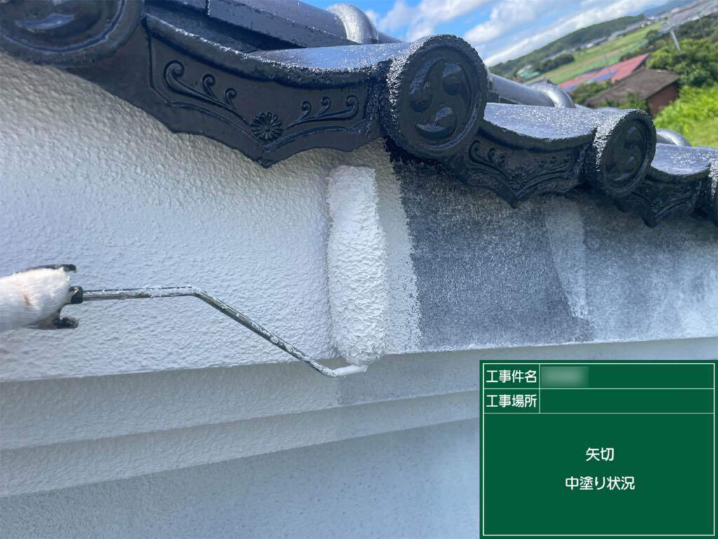 屋根と隣り合う白い壁についても、下塗りののちに日本ペイント「オーデフレッシュSi100Ⅲ」で重ね塗り。耐久性はもちろん、全体の美観にも配慮するのが弊社のこだわりです。