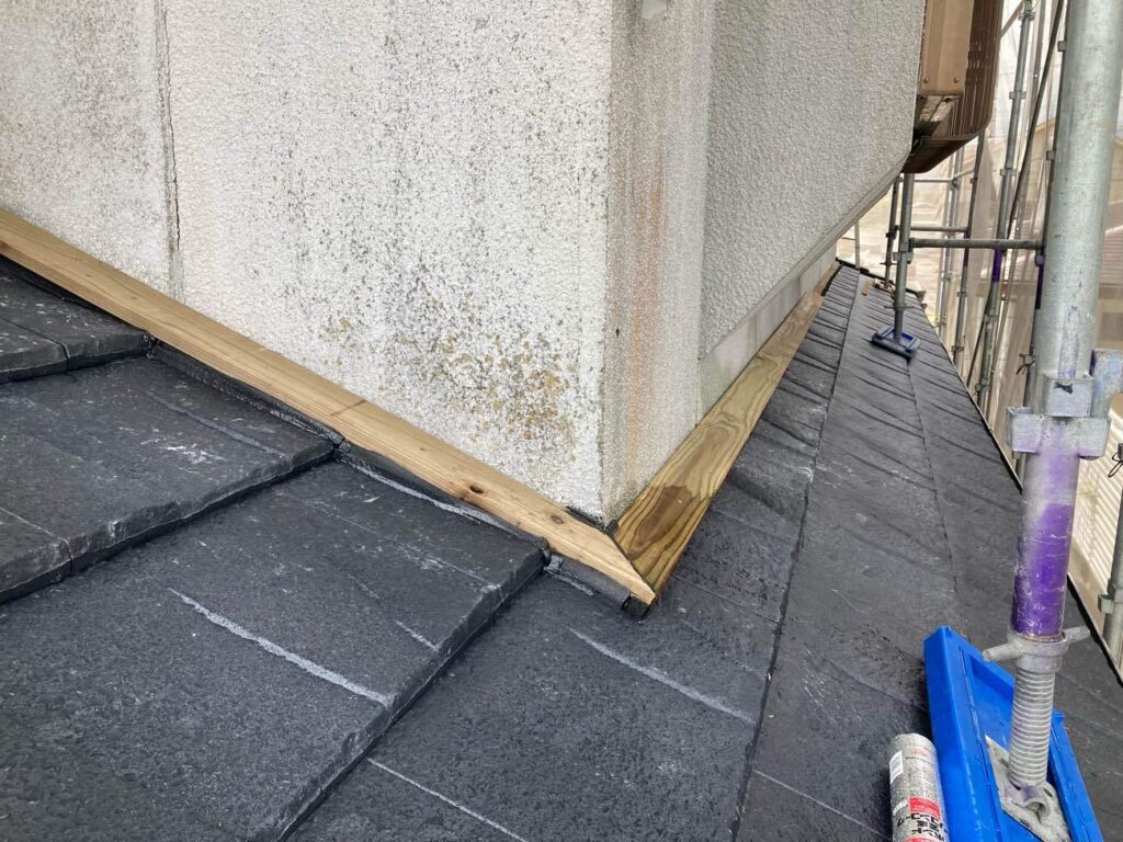 壁際は雨漏りしやすく、熟練の施工技術を要するポイント。住む方の安心のため、時間をかけて適切な工程を踏み、丁寧に施工するよう心掛けています。