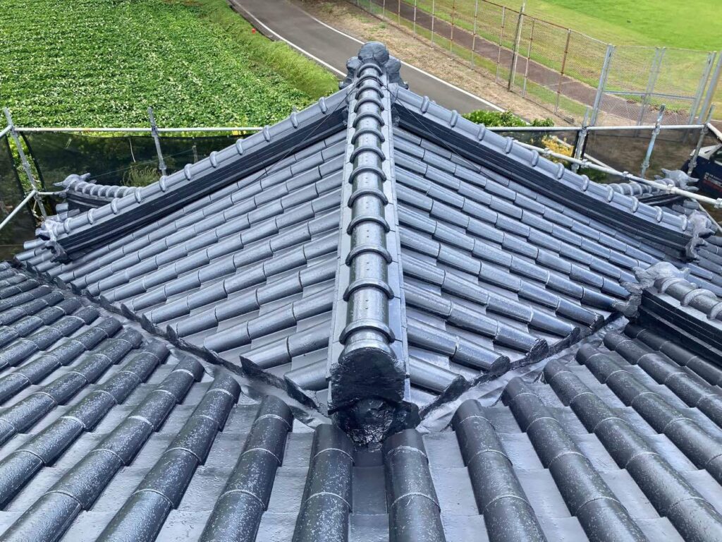 谷部を丁寧に整え、丈夫な塗膜が完成しました。雨水をしっかり弾く仕上がりで、屋根の排水性も万全です。