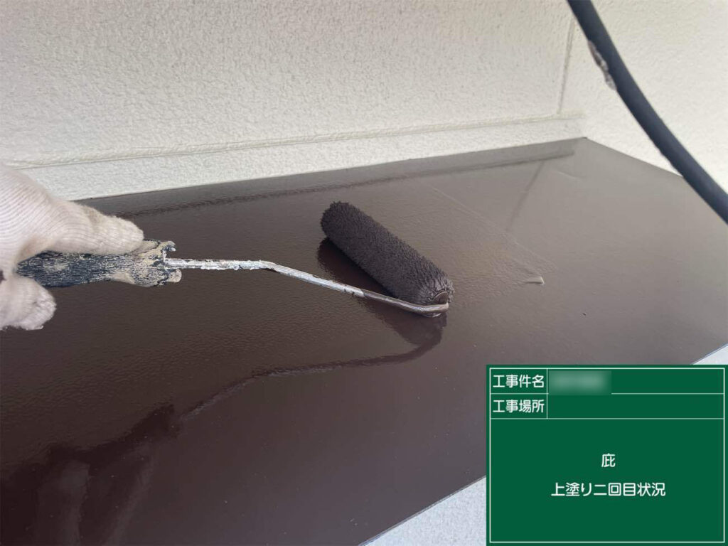 ローラーによる手作業で重ね塗りを施すことで、耐久性の高い塗膜が完成します。