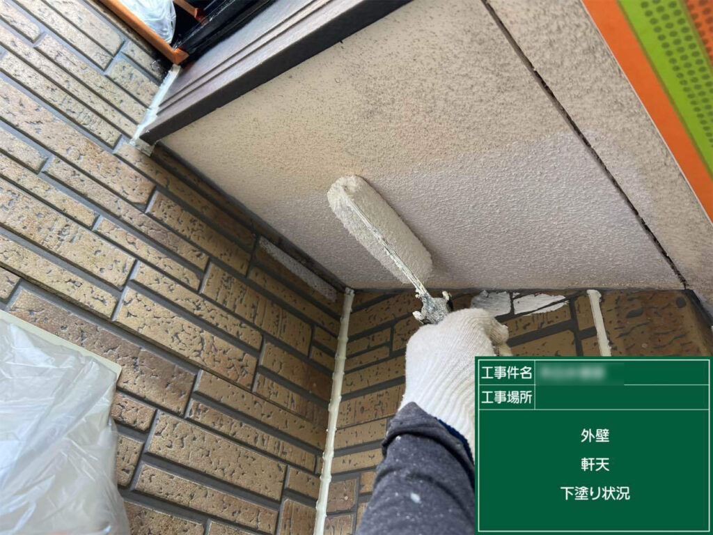 軒天は白い塗料で重ね塗りしていきます。