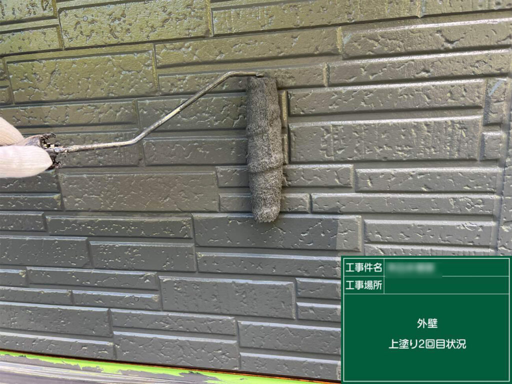 外壁についても下塗りで傷んだ表面を整え、上塗り2回の重ね塗りで丈夫な塗膜に仕上げていきます。