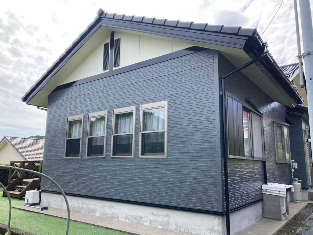 濃いめの色合いの中に軒天の白が際立ち、コントラストの美しさが引き立っています。