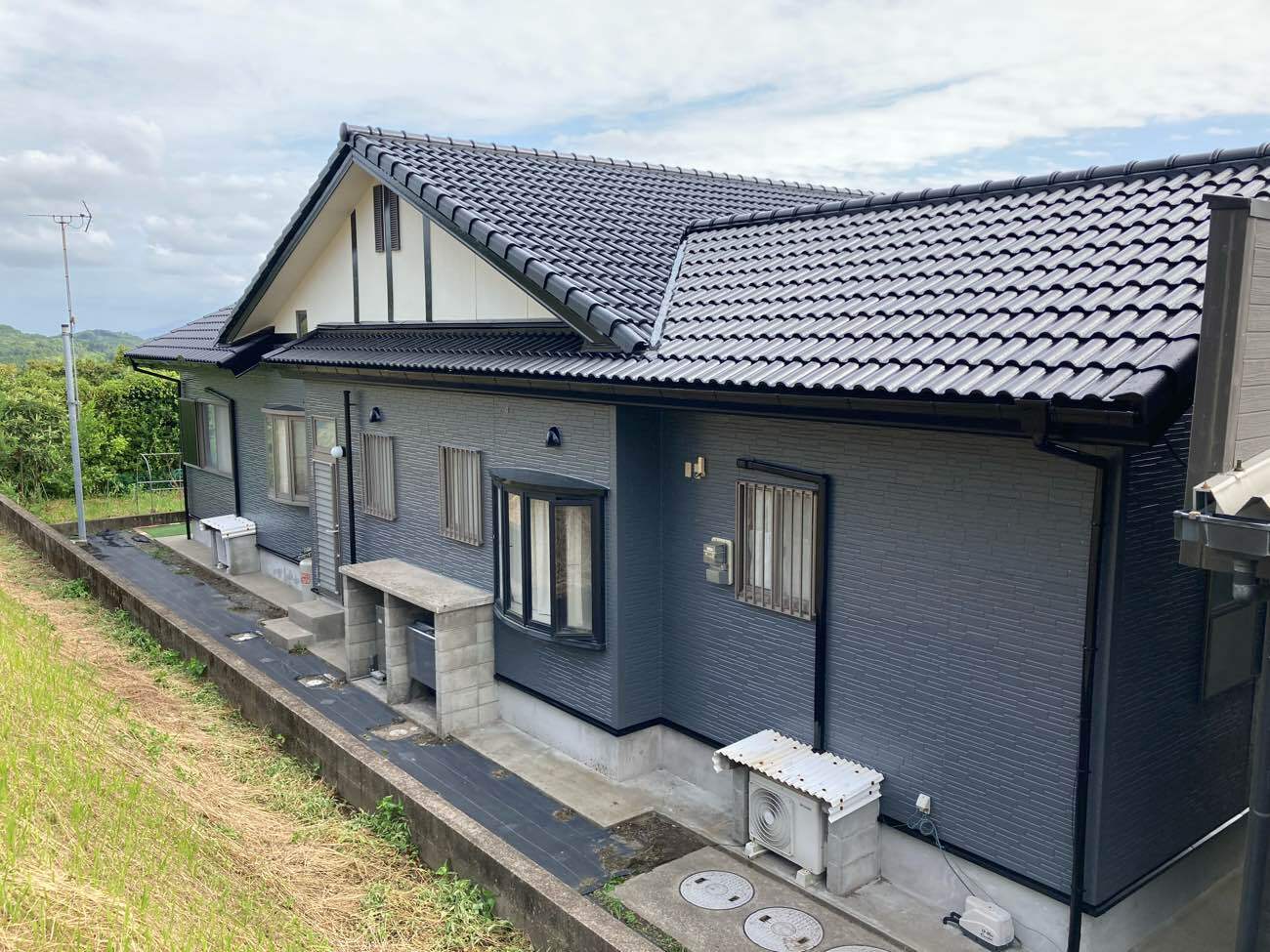 平屋の屋根・外壁塗装で印象を一新｜Sun瓦で上品な輝きと耐久性を実現　After