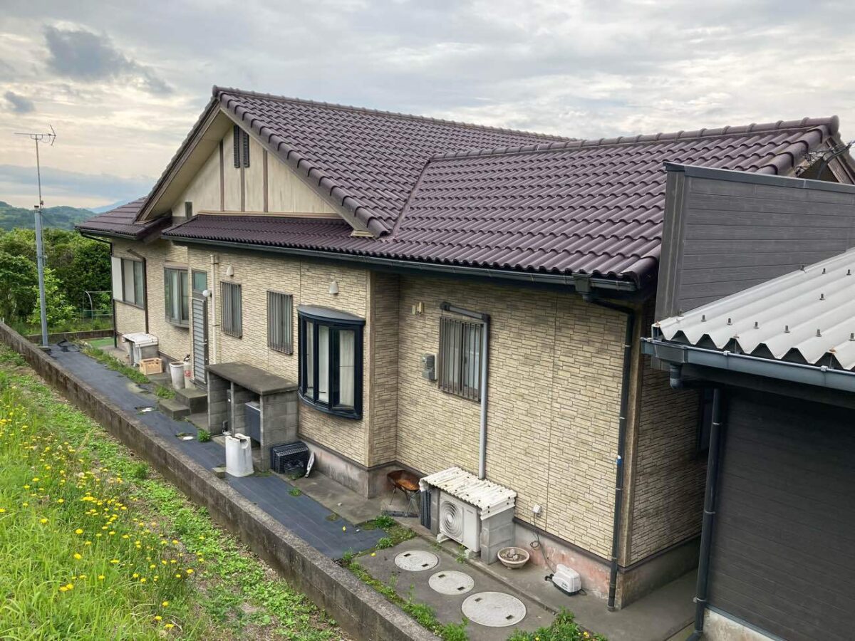 平屋の屋根・外壁塗装で印象を一新|Sun瓦で上品な輝きと耐久性を実現