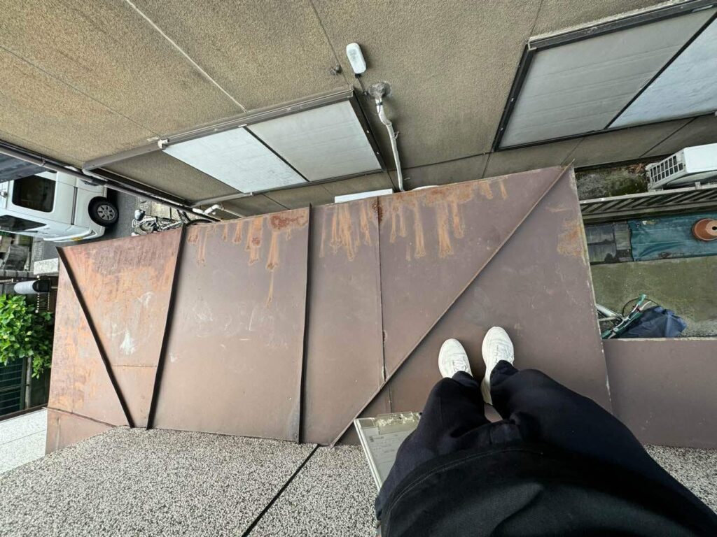 庇などの板金は錆や腐食が進んでいたため、補修ではなく下地から新しくできる張替えをご提案しました。