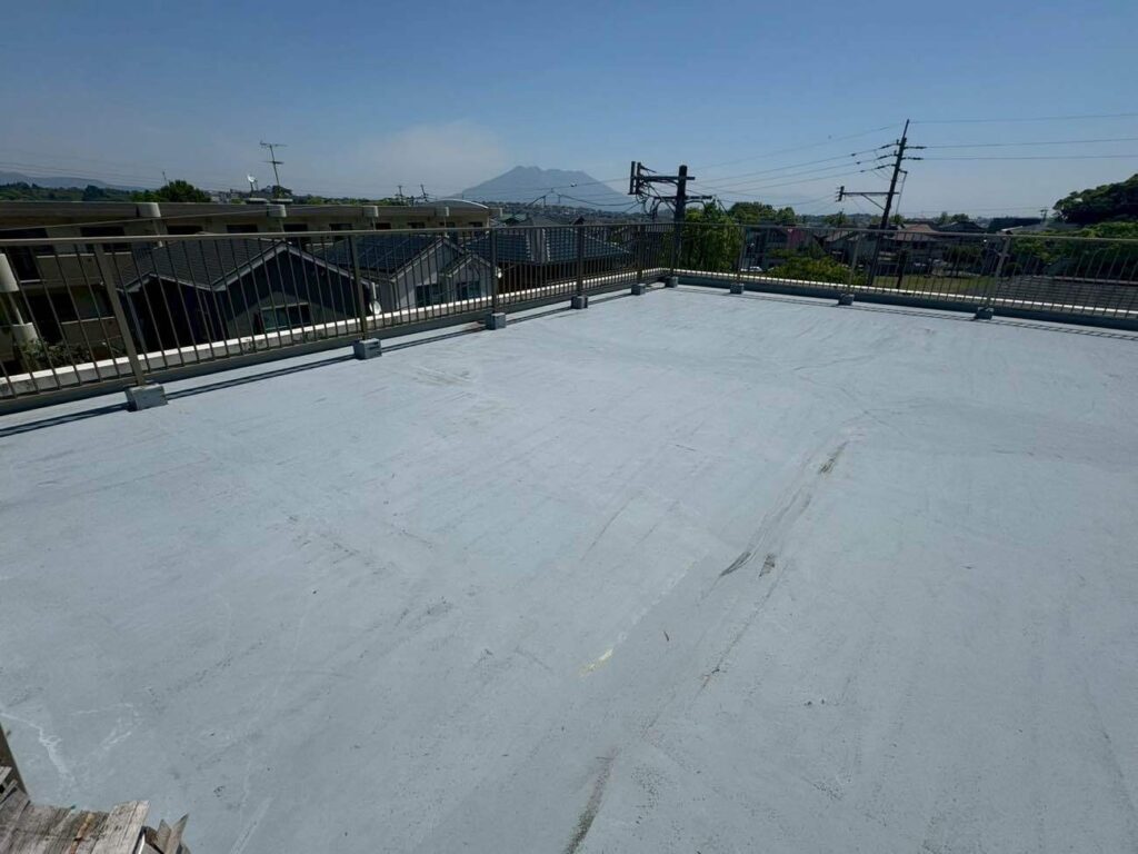 屋上の防水層には経年劣化やひび割れが確認されました。耐久性に優れたウレタン防水塗装を施すことで、雨漏りリスクを抑え、建物を長く守ることができます。