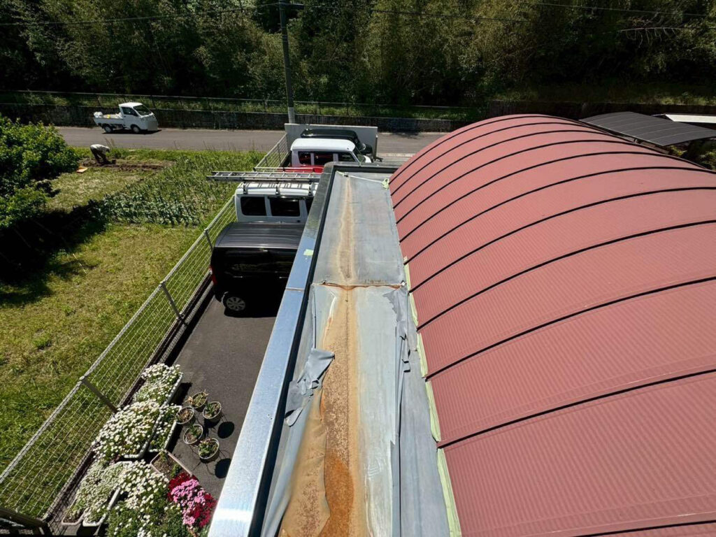 玄関上のドーマー板金は、湿気により錆びが進んでいました。単なる塗装だけではなく板金交換・防水処理・仕上げ塗装まで、細かな工程を踏んだ施工プランをご提案しました。