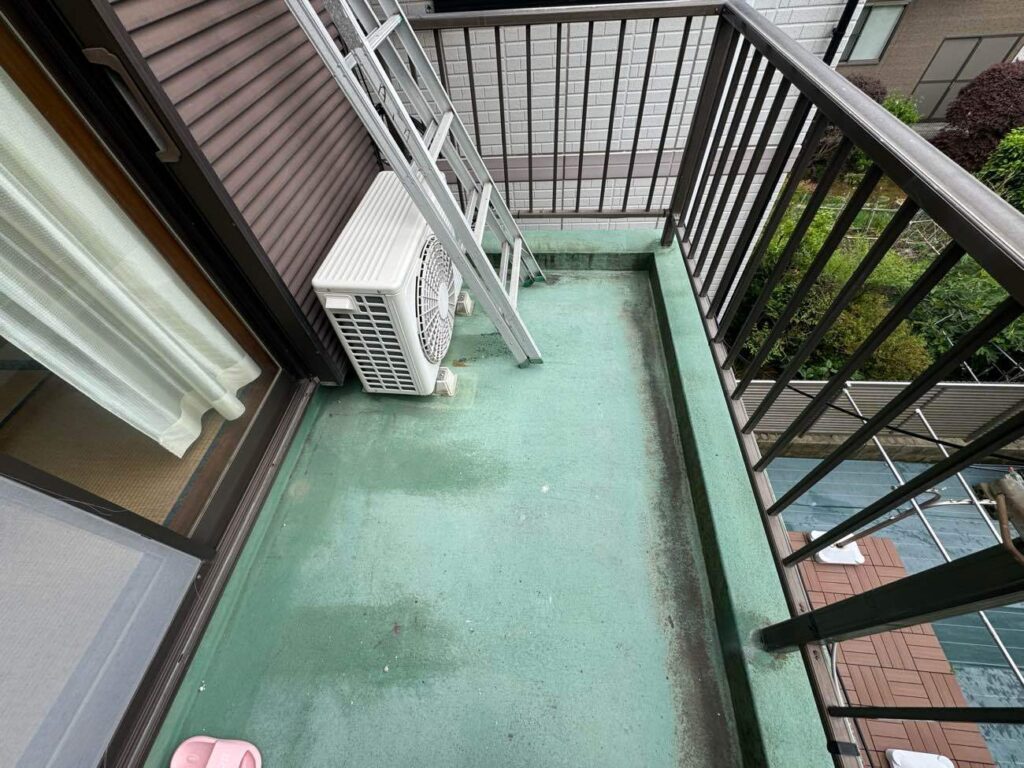 今後も長く安心してお住まいいただけるよう、ベランダの床面も防水工事を施していきます。
