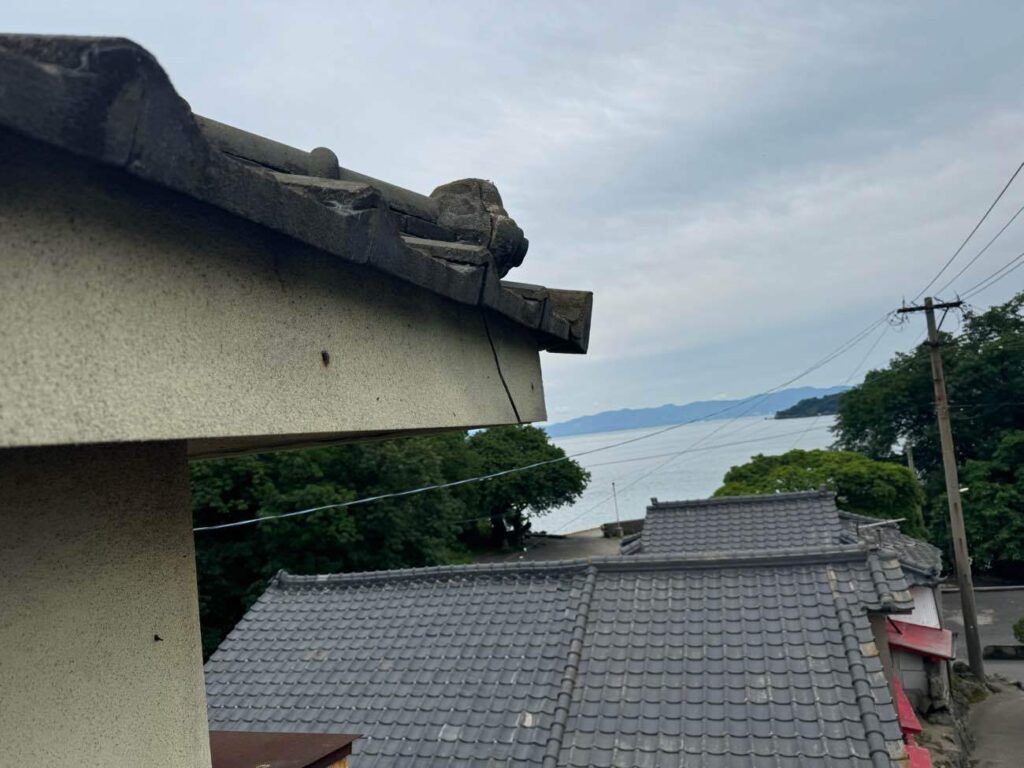 ひび割れが見られた軒先のモルタル部分は、屋根工事中に落下の危険性も考えられました。安全を考えて補修をおすすめしました。