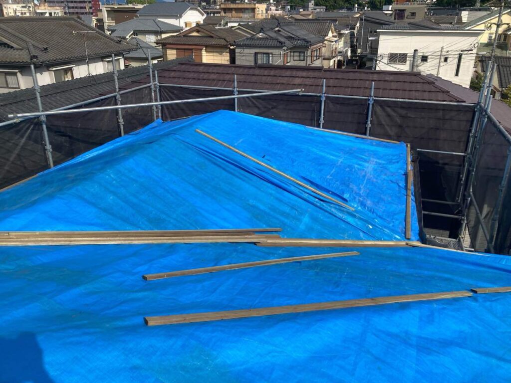 工事の進行はお天気に左右されます。雨が予想される際には、ブルーシートで丁寧に養生いたします。