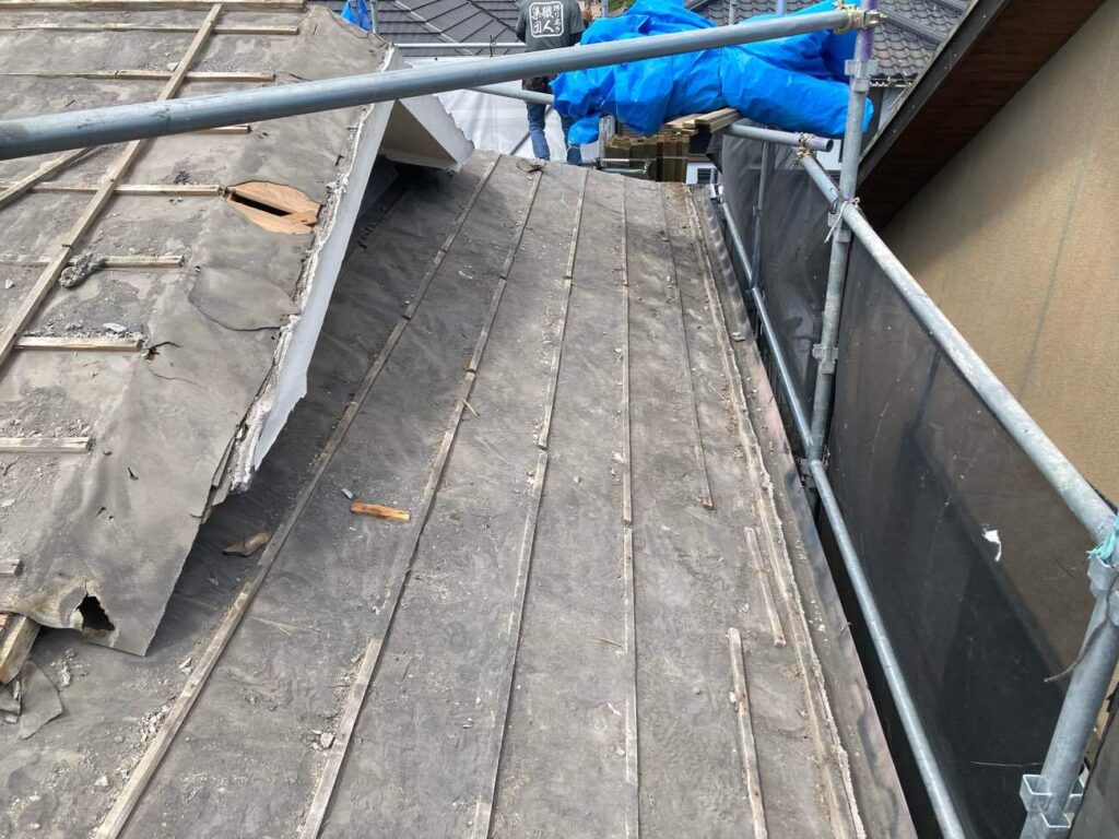既存の瓦を解体し、下地の状態を確認して補修の必要性を判断します。ルーフィングの寿命は約30年のため、長く安心して住むなら、今のタイミングでの葺き替えがおすすめです。