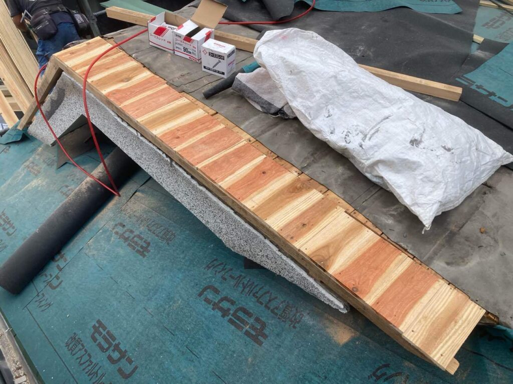 屋根の端の形状は、これを機に板を足してまっすぐな屋根面へとリフォームしていきます。