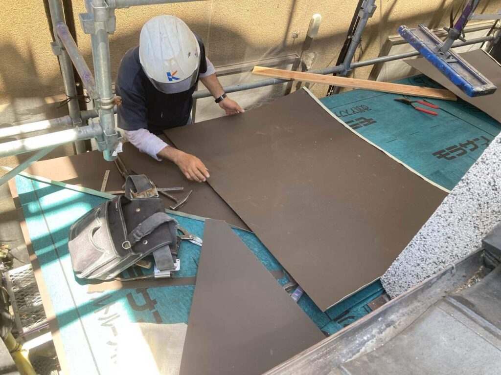 凹凸やすき間のない仕上がりにこだわり、既製品ではなく自社の職人が板金を加工して行っています。