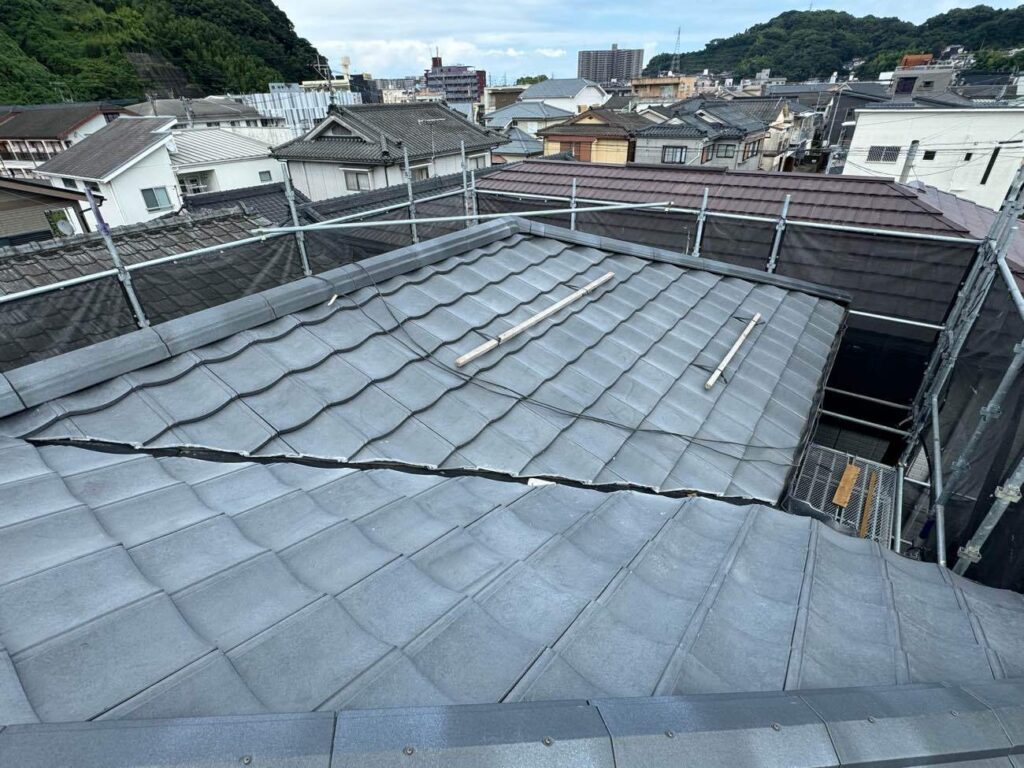 「ルーガ」へ葺き替えて、雨漏りをばっちり解消しました。軽量で耐久性に優れ、台風や地震にも安心の屋根になりました。