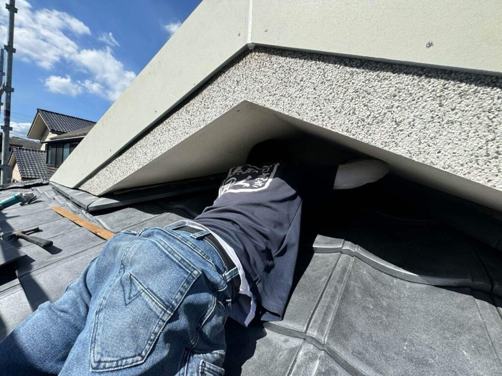 破風の部分には白いサイディングを選び、石の質感が美しい洗い出し外壁の爽やかさを活かして仕上げました。