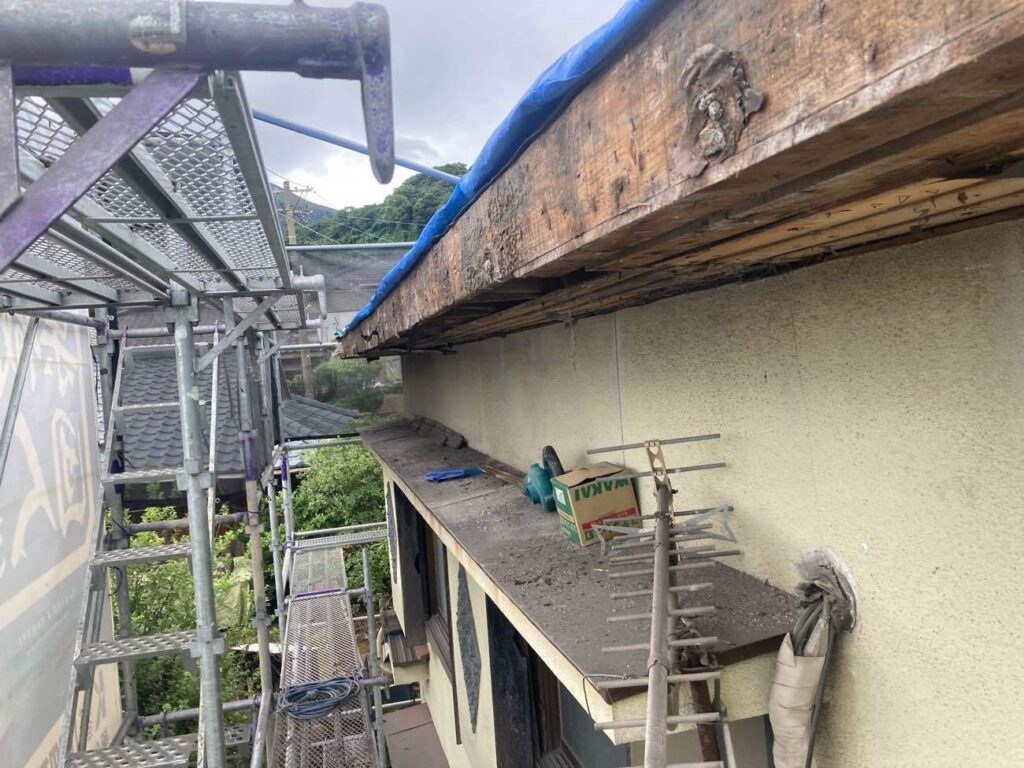 不要なモルタルを撤去しました。モルタルの撤去は砂ぼこりが舞うため、養生シートの設置は欠かせません。