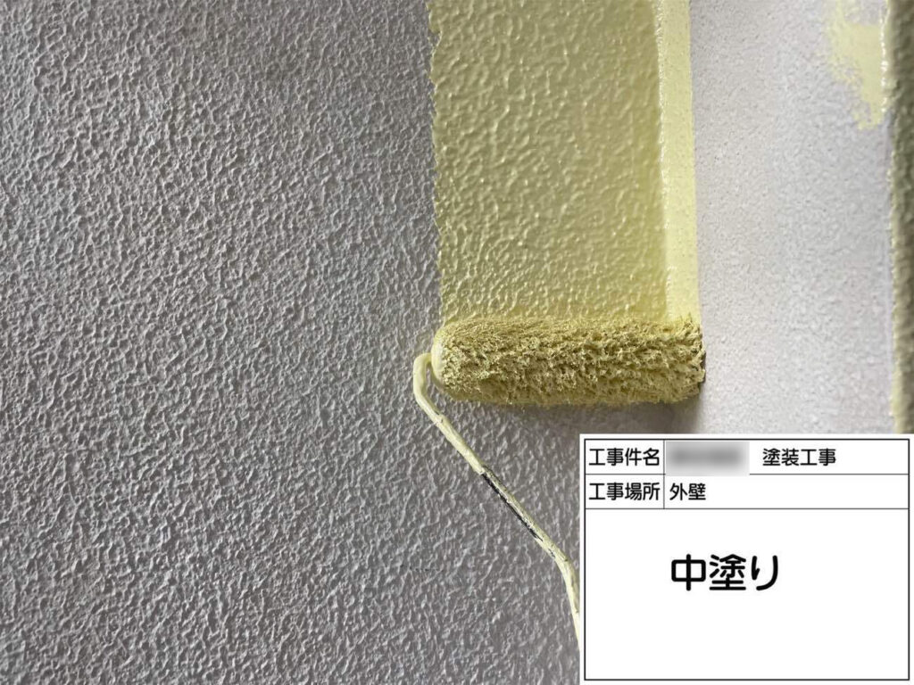 高耐久塗料、ジャパンカーボラインの「スーパームキコート」シリーズを採用し、下塗りをふくめ3回塗りを施して仕上げます。