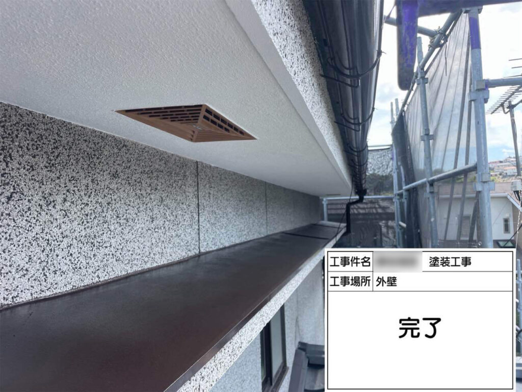 軒天や雨樋など付帯部もすみずみまで美しく仕上げました。
また、洗い出しの外壁は、石の質感を損なわないよう洗浄のみ行いました。