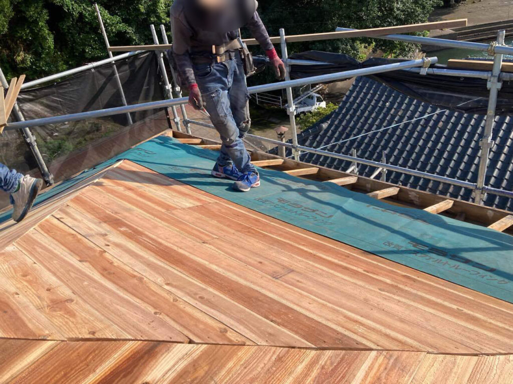 野地板を新しく施工しました。軒先部分など、強度が低下した部分は丁寧に補修をいたしました。