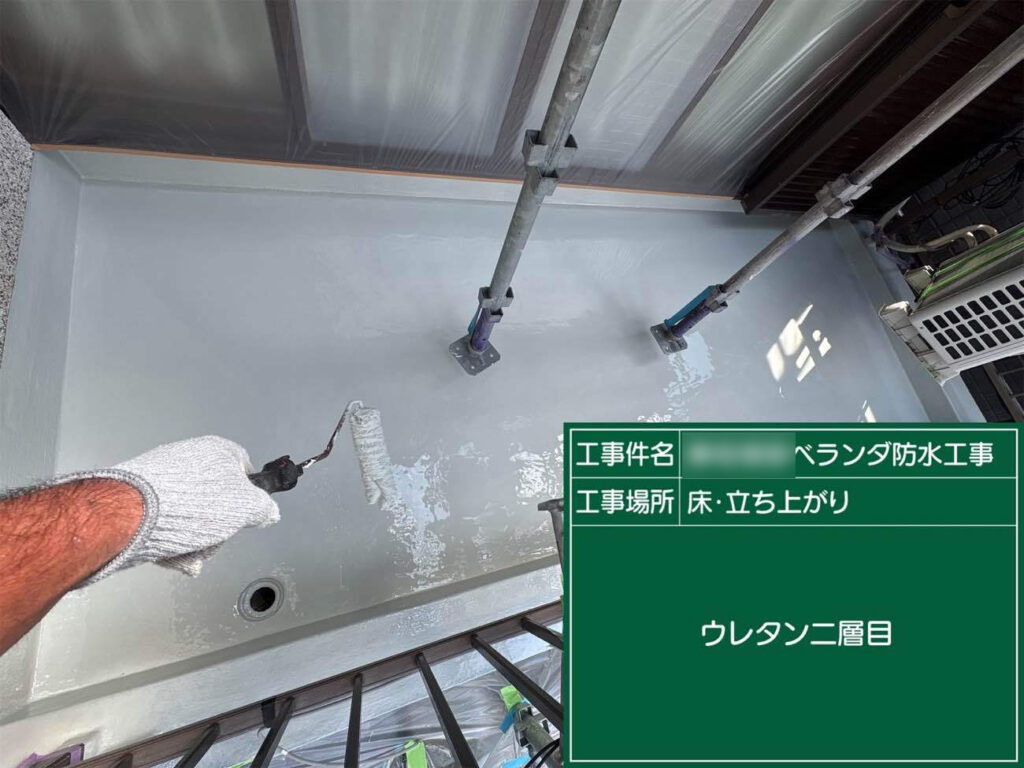 ウレタンを2回に分けて塗り、仕上げにトップコート塗布して完成です。