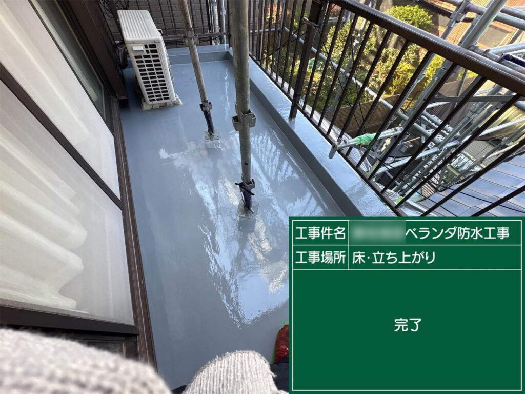 防水工事で表面を保護し、美しいツヤが生まれたベランダの床。雨風や日常の使用にも強く、安心して使えます。