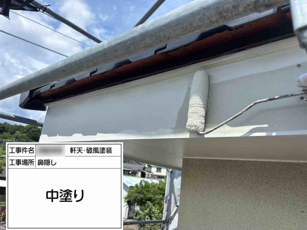 割れやすいモルタルではなくサイディングを張ることで、落下の危険性を減らしました。仕上げには、丁寧に塗装を施しました。