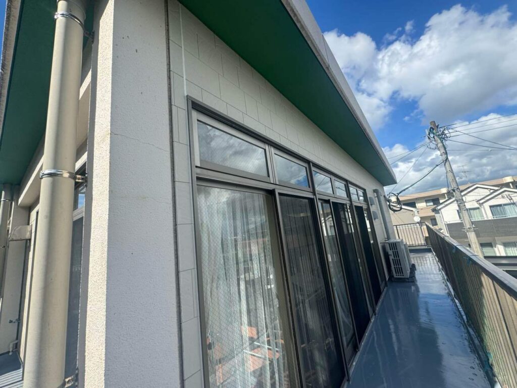 サッシまわりの防水工事に採用したのはオート化学工業「オートンイクシード」。優れた柔軟性により、これまでにない高い耐久性を実現します。