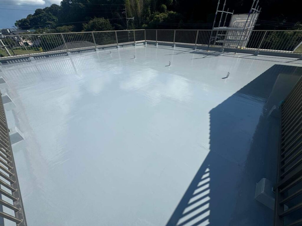 ウレタン防水は、屋上やベランダをしっかり守る工事です。さらに通気シートと脱気筒の設置で防水層のふくれや劣化を防止し、より長持ちするよう施工しました。