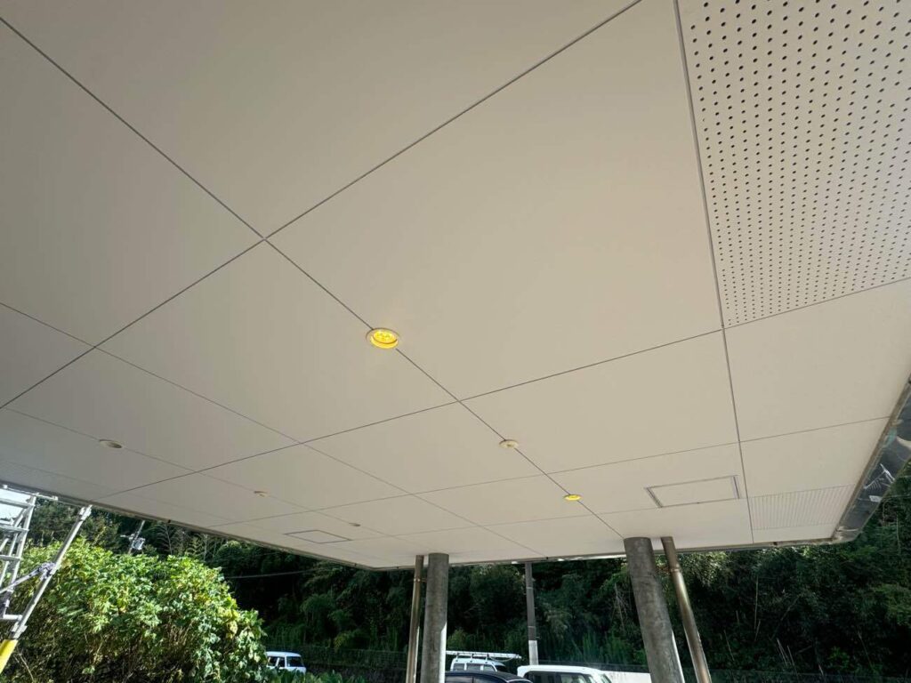 塗装仕上げを施した玄関の軒天は、全体的に明るい印象に生まれ変わりました。