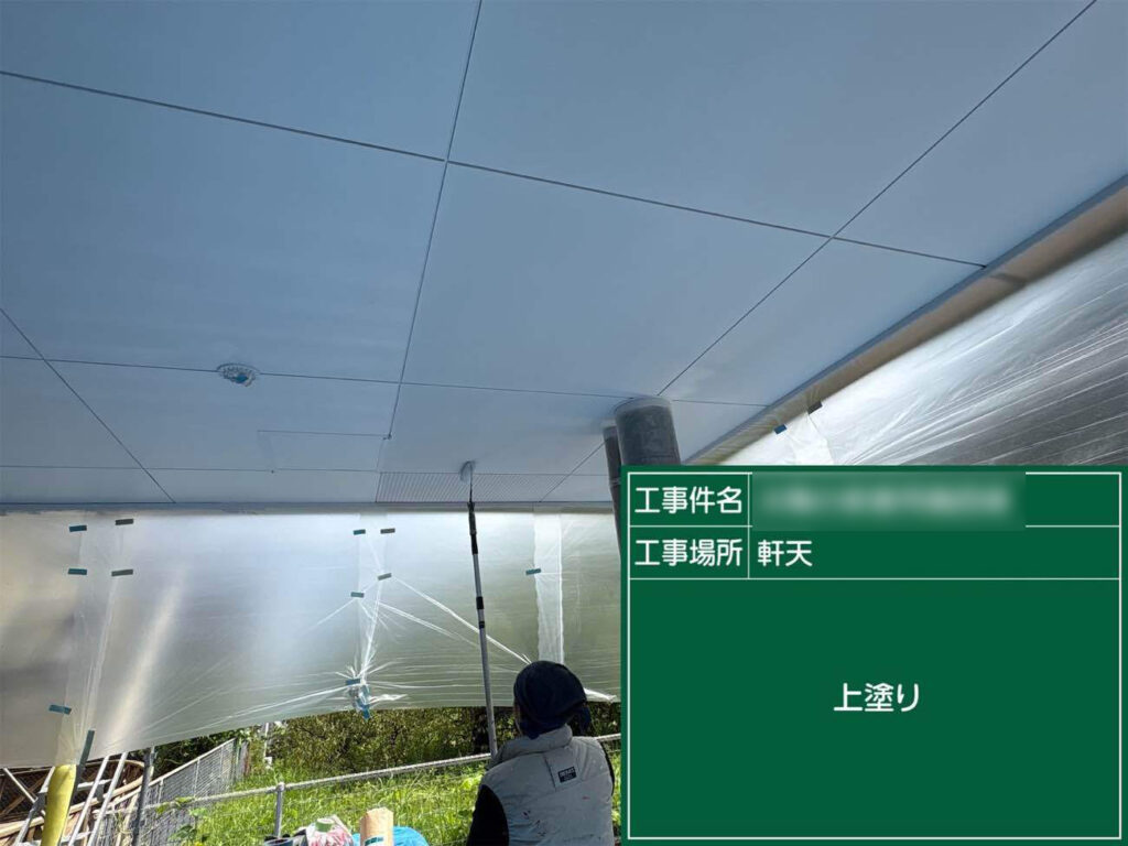 軒天は雨漏りで傷んだ部分を補修し、全体を塗装仕上げいたしました。