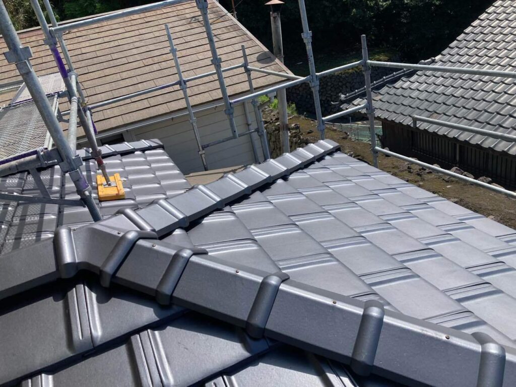 陶器の平板瓦は耐久性に優れ、雨風から住まいをしっかり守ってくれます。メンテナンスの手間が少なく、長く安心してお過ごしいただける屋根になりました。