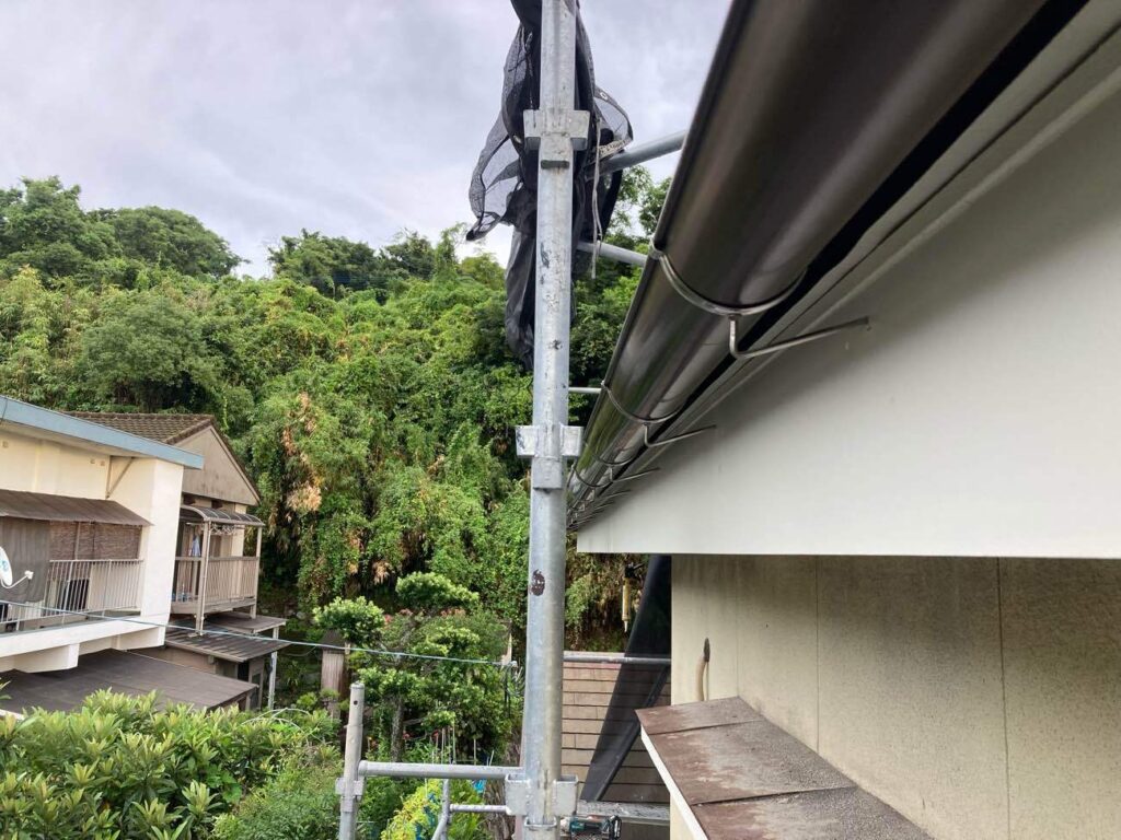 建物を長持ちさせるため、防水性は特に大切です。そのため一部の雨樋を交換し、雨がきちんと流れるよう調整も行いました。