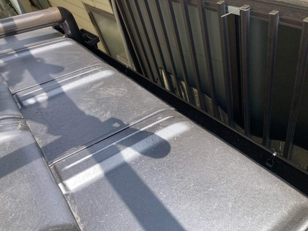 雨樋は取り付けて終わりではなく、新しい屋根に高さを合わせるのが重要なポイント。樋がきちんと機能するよう責任をもって施工し、排水性を確保しました。