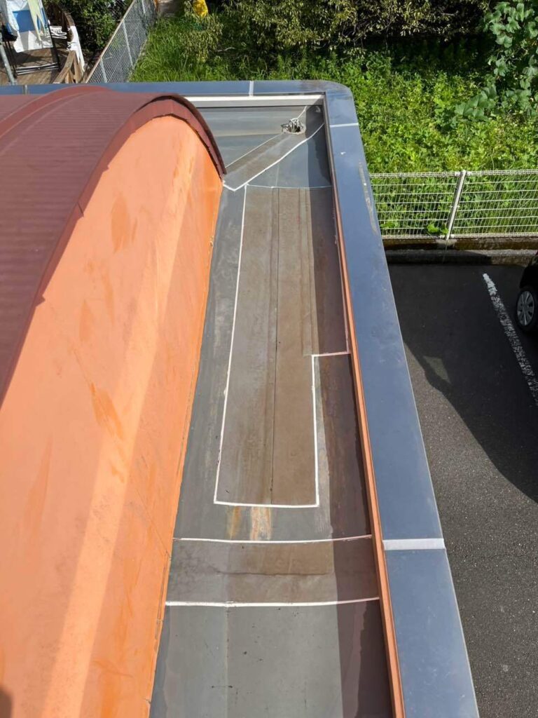 高圧洗浄のあと、傷んだ板金を交換してそのつなぎ目をコーキングで塞ぎました。