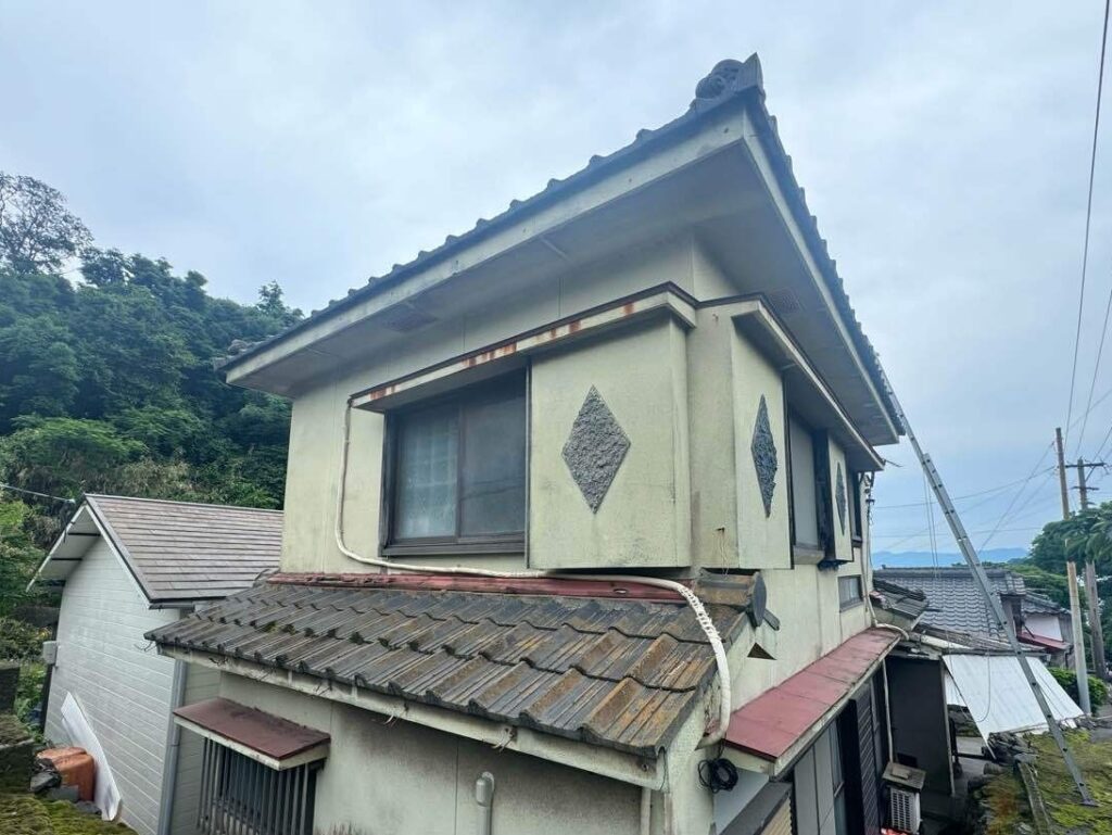 沿岸部は潮風や桜島の火山灰の影響で屋根の劣化も進みやすい環境です。F様邸では、室内への雨漏りにお悩みでした。
